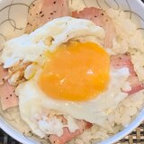 朝食にランチに、厚切りベーコンエッグ丼